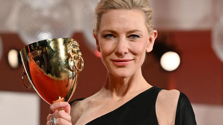 Cate Blanchett con la Coppa Volpi vinta a Venezia: l'attrice australiana punta al terzo Oscar con «Tár»