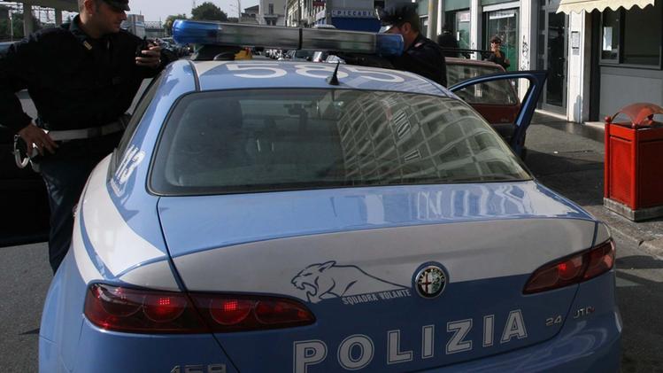 L'auto della polizia in via Togni