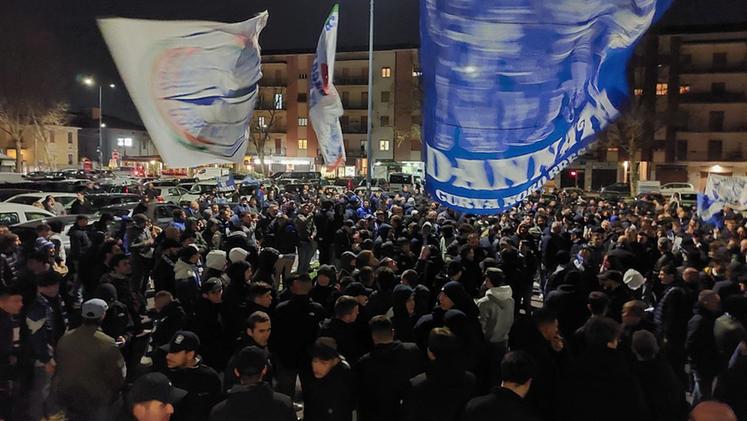 La partenza del corteo degli ultras del Brescia calcio (foto OnlyCrew)