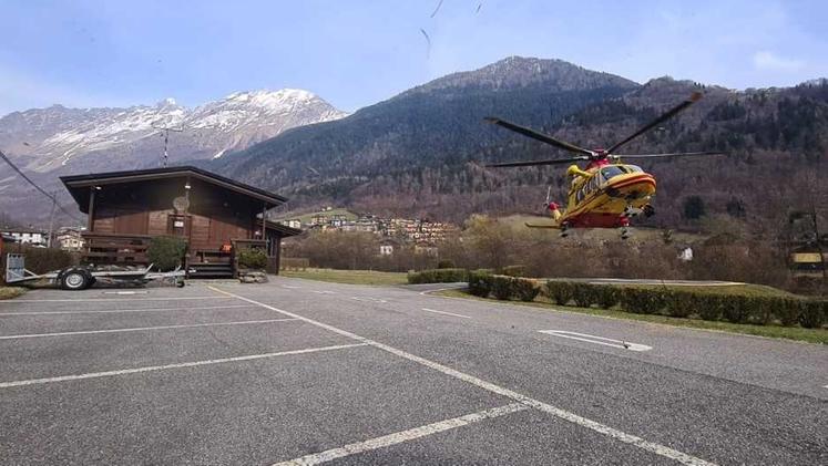 L'elicottero del Soccorso alpino che ha portato a valle la sfortunata escursionista camuna