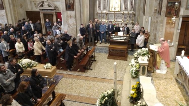 Il funerale di Roberto Andrini, morto a 46 anni in un incidente con la sua moto