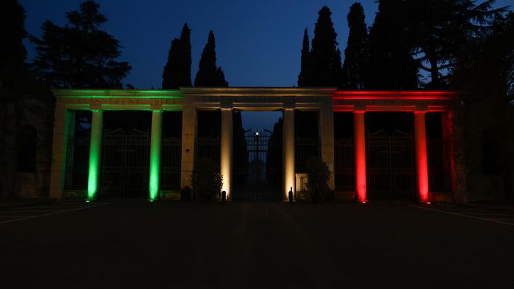 L'entrata del cimitero Vantiniano con i colori della bandiera italiana
