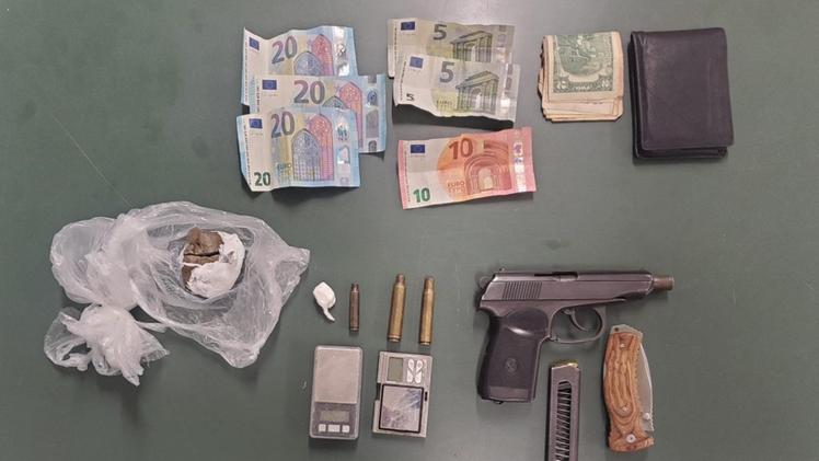 La pistola, la droga e il denaro sequestrati