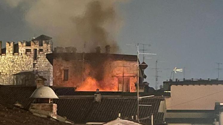 L'incendio all'edificio di via Cesare Beccaria