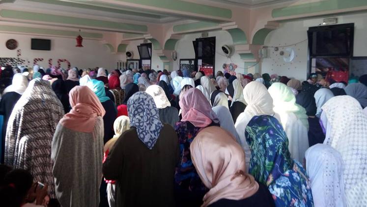 Le donne musulmane durante la preghiera  in una sala separata della moschea