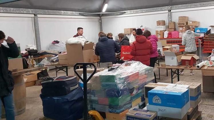 Una raccolta di aiuti umanitari destinati  alla popolazione dell’Ucraina