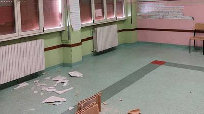 I calcinacci caduti in un’aula dell’ex asilo che ospitava temporaneamente gli alunni  delle scuole elementari