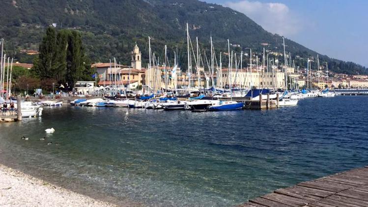 La spiaggia di Salò dove è avvenuto il bagno fatale: prima vittima dell’anno per un tuffo nel lago di Garda