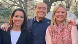 Licia Ronzulli, ex coordinatrice, con Silvio Berlusconi e Simona Tironi