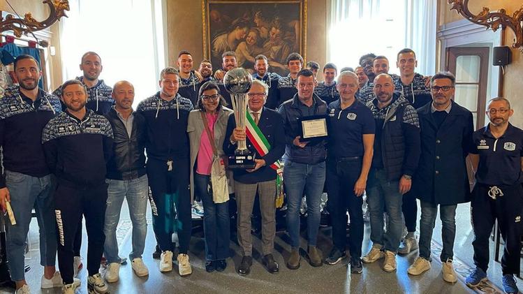 Giocatori, staff e dirigenti dell’Agribertocchi ricevuti con la Coppa Italia dall’Amministrazione di Orzinuovi