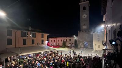 Folla per l'«incendio» della Torre Civica di Calvisano